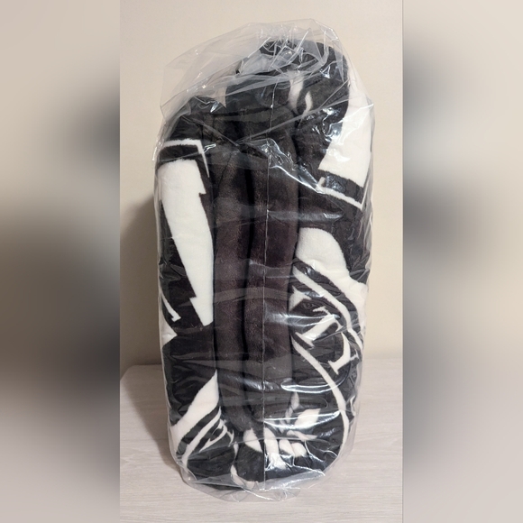 Victoria's Secret PINK Sherpa Blanket Vintage Green 60"X72" New 2021 - Picture 6 of 7